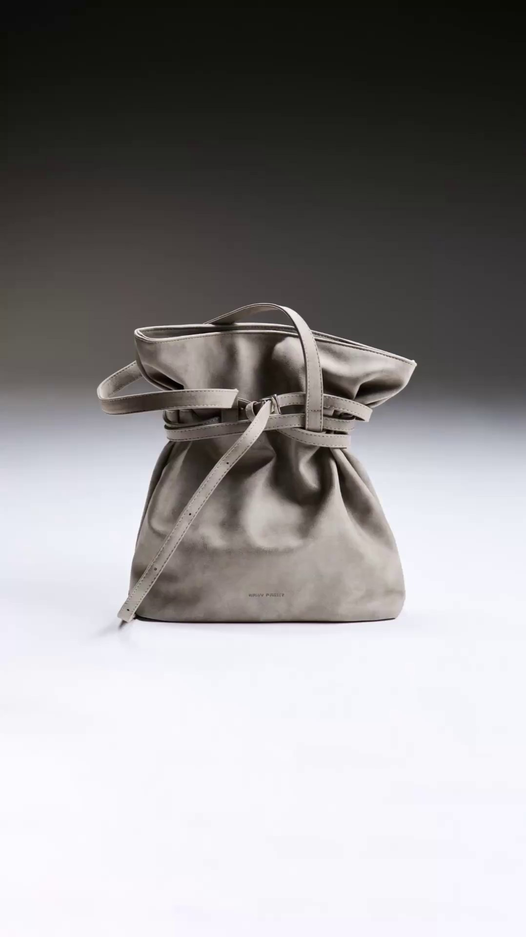 AI. Я Саша, креативный продюсер и арт-директор из Москвы. Придумываю, собираю и запускаю визуальные проекты