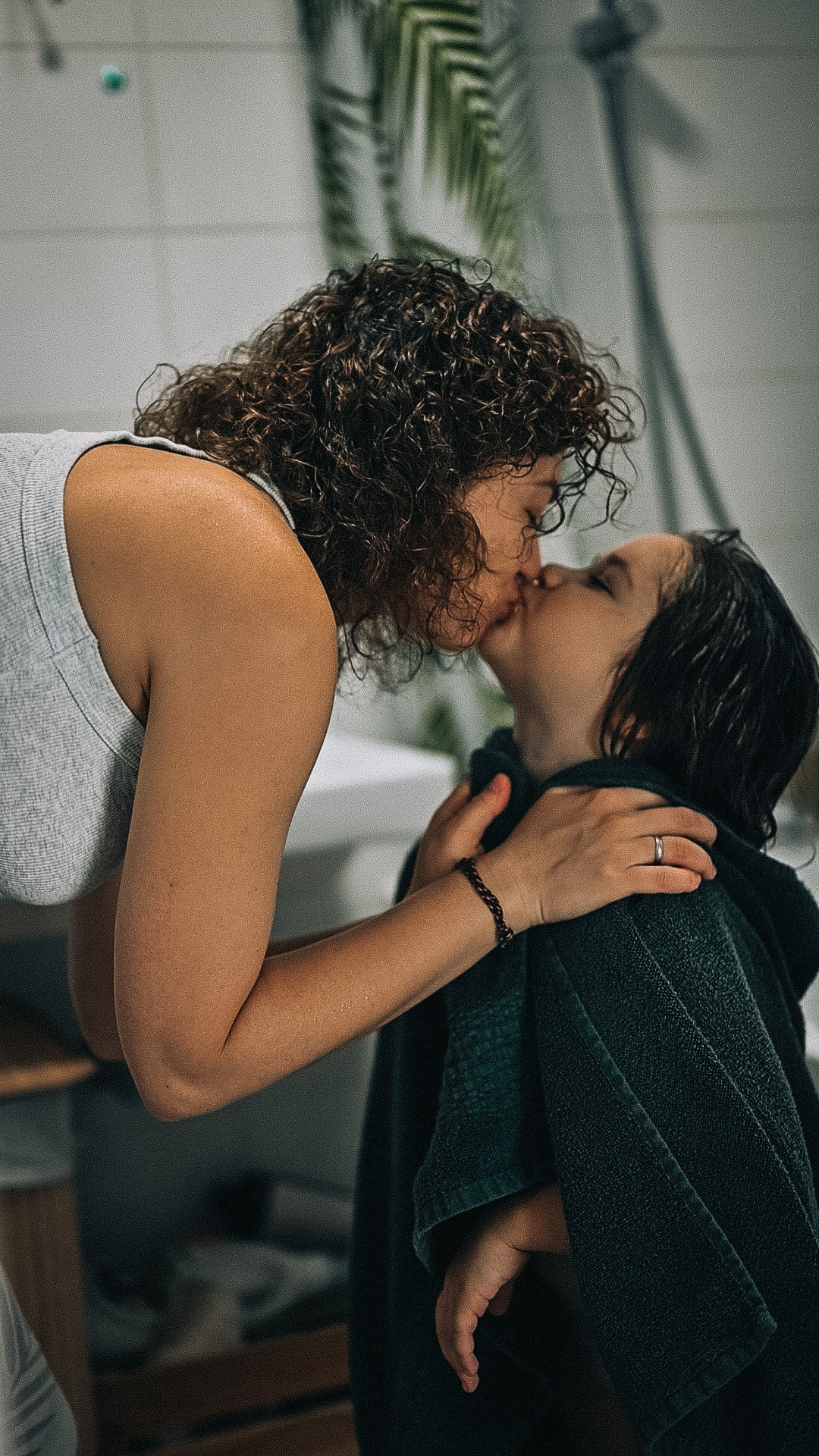 Элиза купается в ванне. Семейный фотограф в Москве Дарья Пузикова