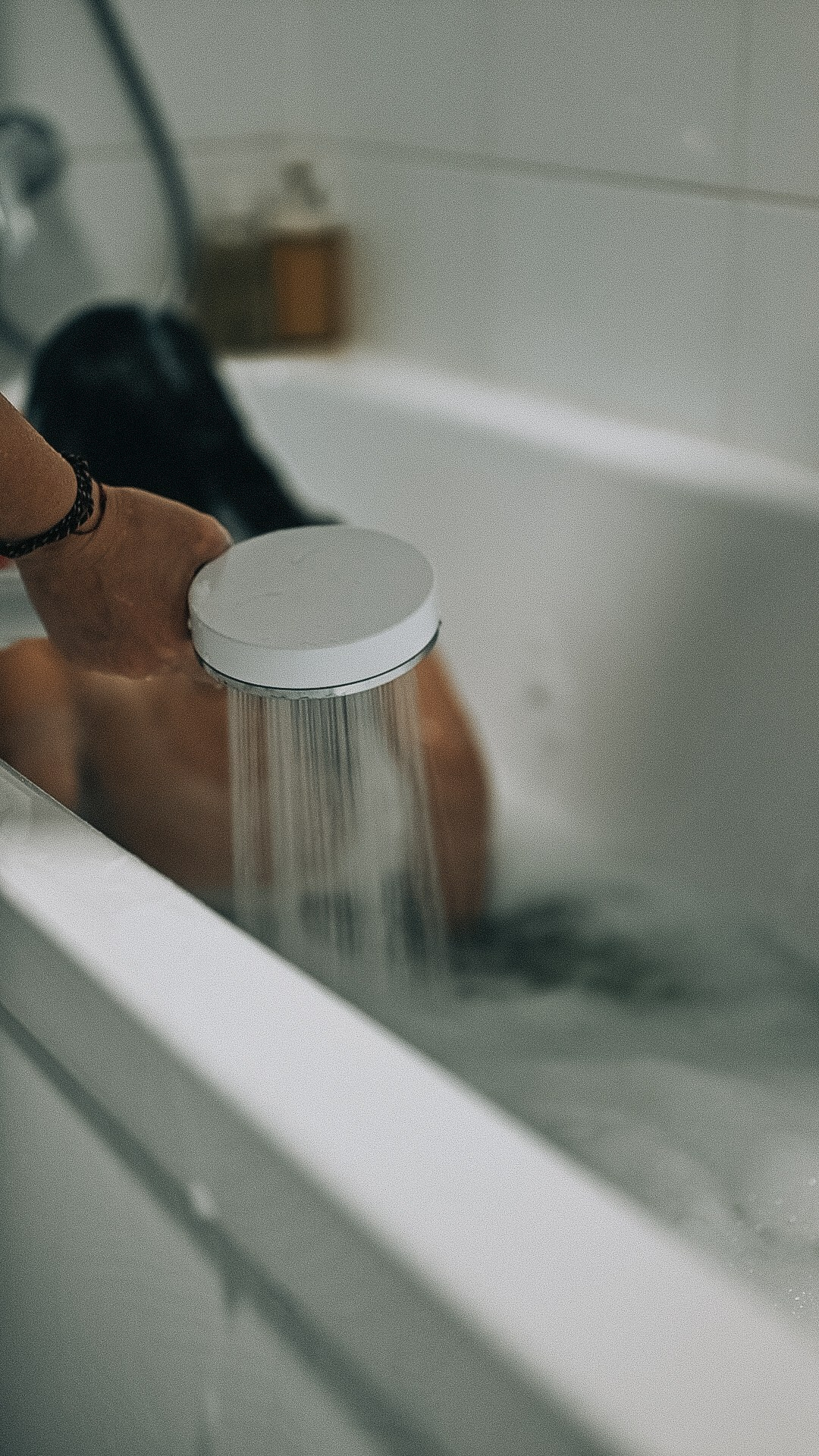 Элиза купается в ванне. Семейный фотограф в Москве Дарья Пузикова