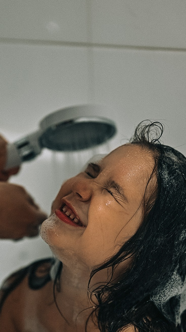 Элиза купается в ванне. Семейный фотограф в Москве Дарья Пузикова