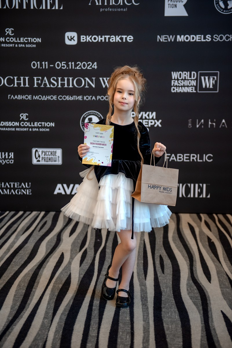 SochiFashionWeek2024 дизайнер Юлия Крылова. Семейный и коммерческий фотограф в Сочи Александр Бодунов