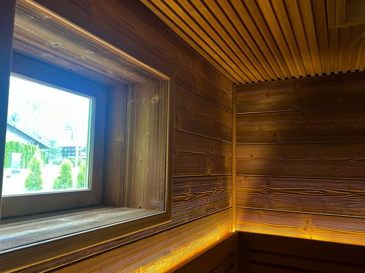 Парная в Лиикола Клаб на базе мощной печи Kastor. Отделка выполнена из брашированной доски Шале и термоольхи. SaunaTopMasters