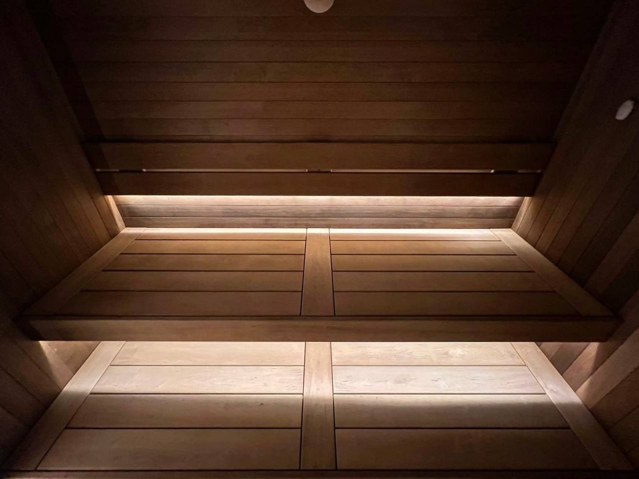 Идеально симметричная сауна в Репинской Усадьбе на базе мощной электрокаменки Harvia Virta HL. SaunaTopMasters