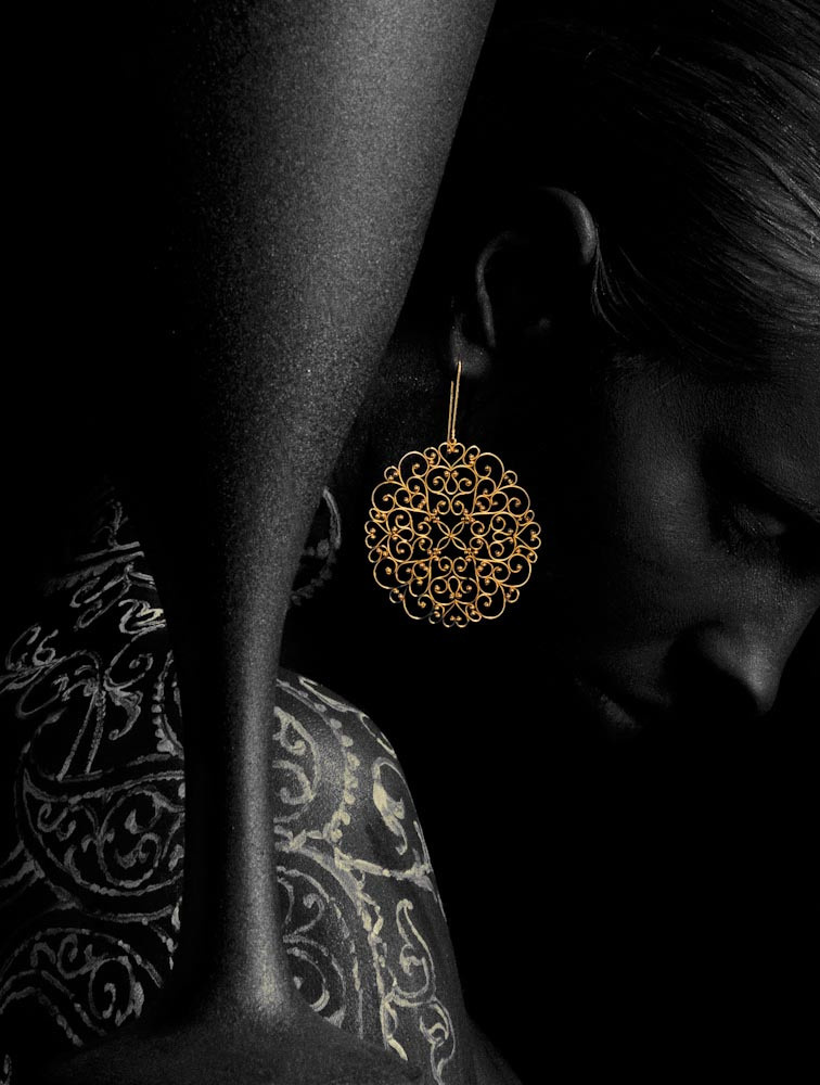 Профессиональная рекламная фотосъёмка Guli в Ташкенте — золотые серьги в ушах модели, контраст света и тени, минимализм. Фото для каталога, брендбука и рекламной кампании.