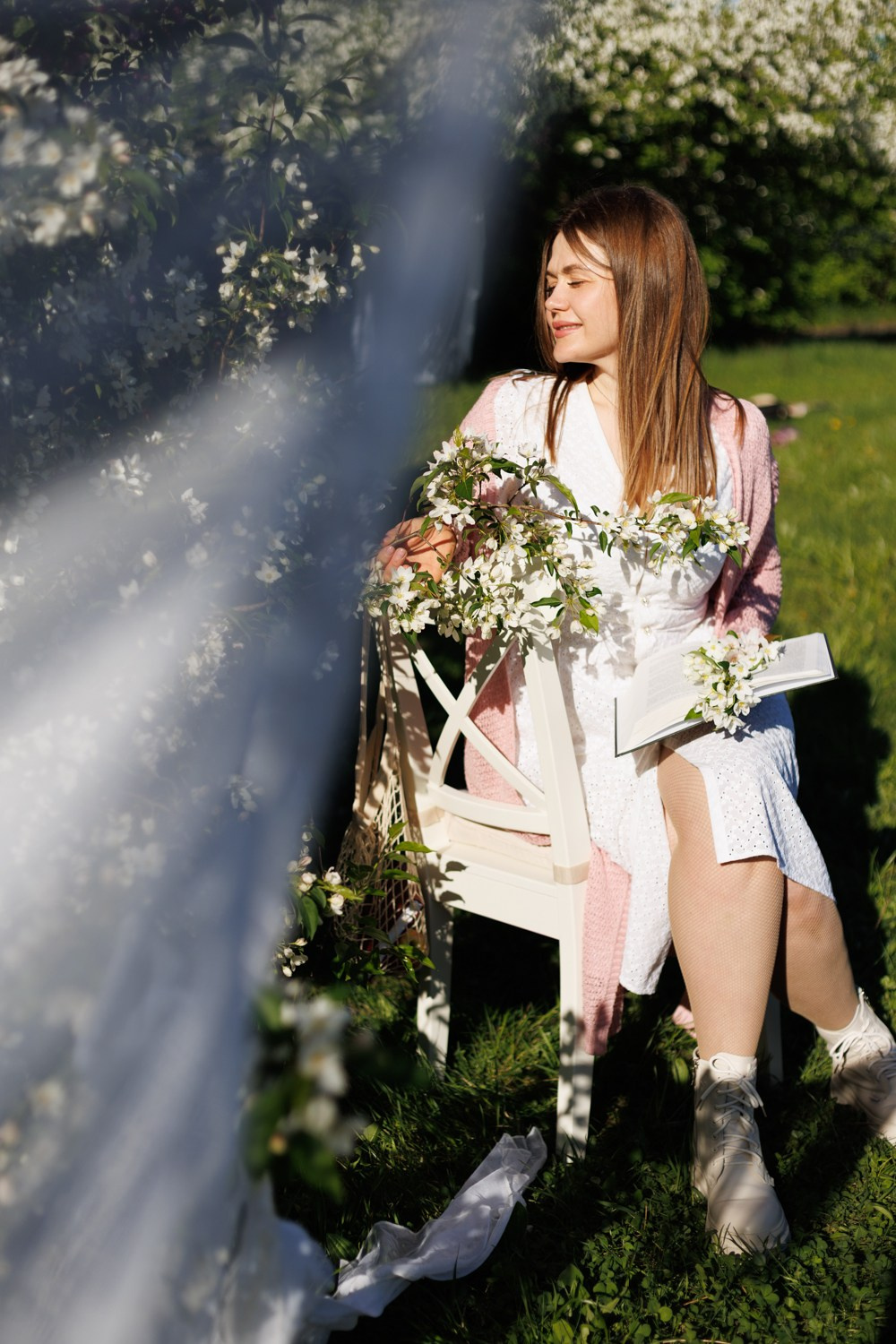 Фотосессия в цветущих яблонях. Семейный фотограф г. Тюмень