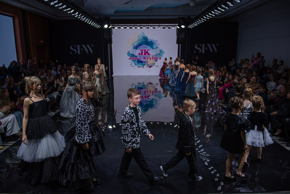 SochiFashionWeek2024 дизайнер Юлия Крылова. Семейный и коммерческий фотограф в Сочи Александр Бодунов