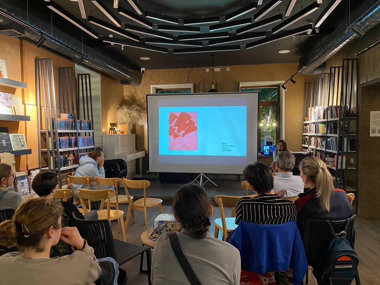 Паблик-ток «Зины и фотокниги как медиум современного художника», Common Ground Books&Spirits, Ереван. Лера Круглова