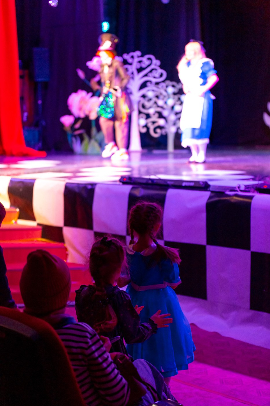 Спектакль в Доме культуры. Андрей Кровлин — фотограф в Славянке