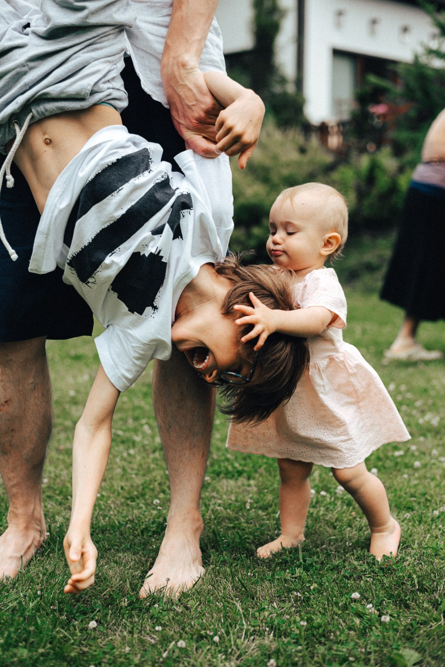 Коля, Ксюша, Саша, Андрей, Кира и бабушки | на даче