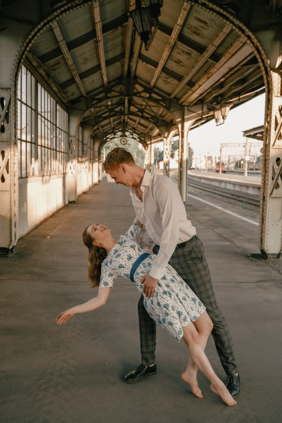 Снимок пары опрокинувшись парень девушку в танце