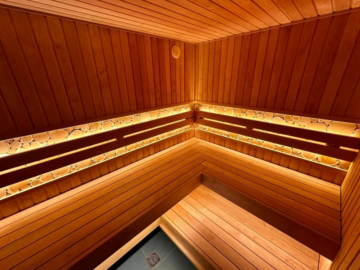 Сауна в Киссолово на 100% выполнена из ольхи. За подспинником красуется можжевельник, а отапливает эту красоту Harvia Cilindro. SaunaTopMasters