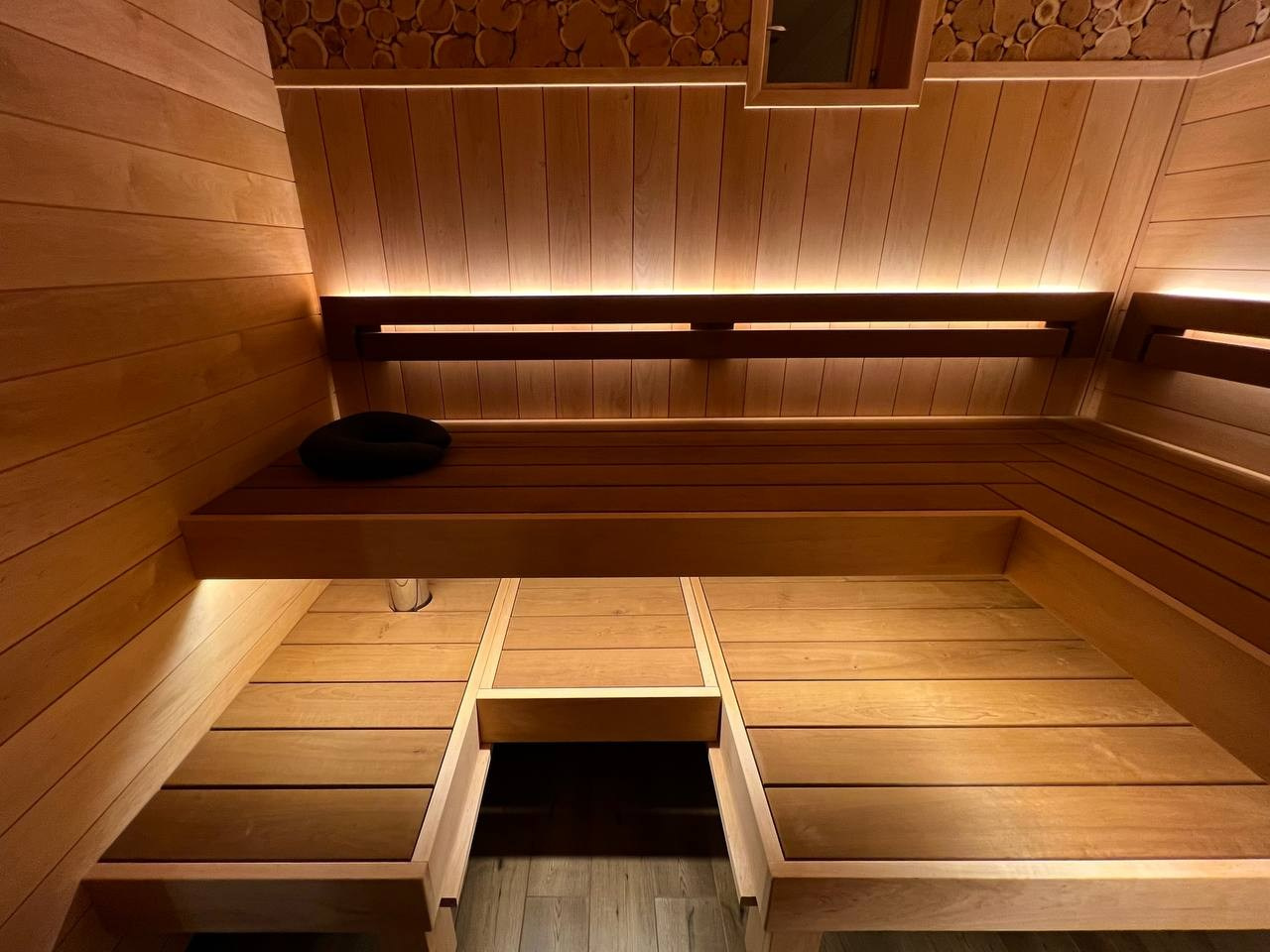 Парная в Петровских дачах из широкой ольхи с можжевеловыми линиями и выдвижным нижним полком для удобной работы парильщика. SaunaTopMasters