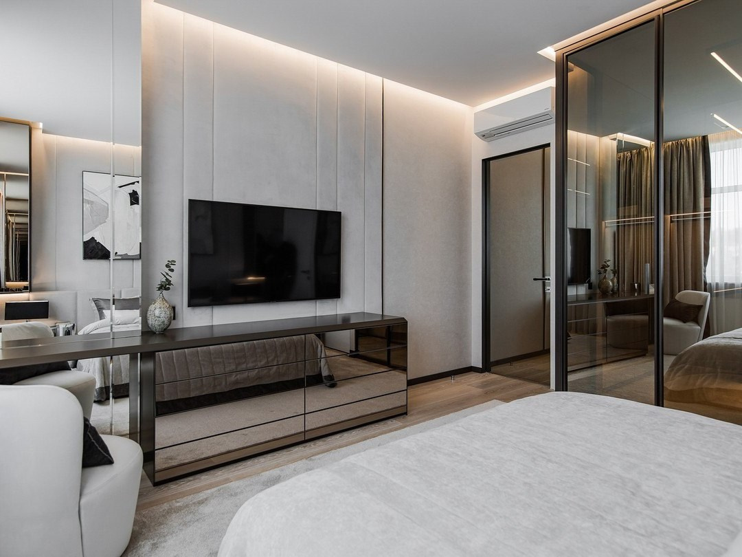 Современная спальня с зеркальными фасадами и ТВ-зоной | Валерия Котович