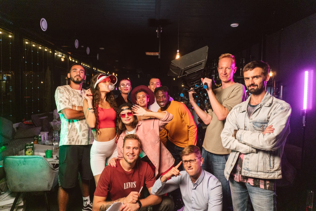 Фото с Бэкс стейджа по видео