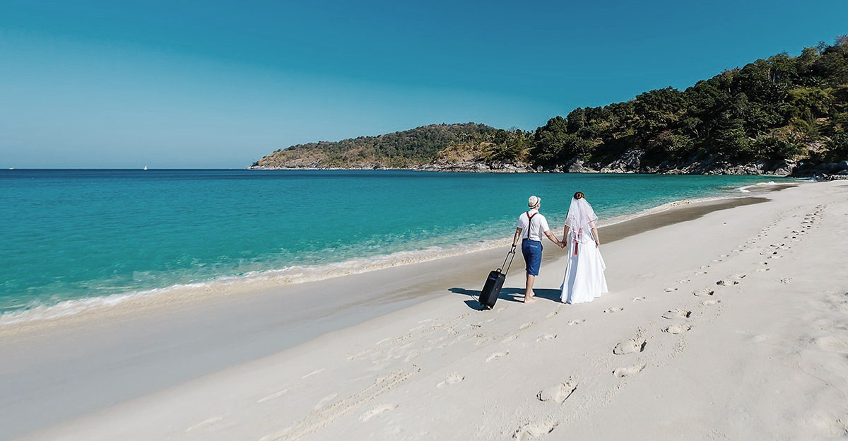 Свадебная фотосессия Пхукет фотограф пляж путешествие свадебное чемодан невеста платье жених романтическая фотосъёмка море Ката Карон Найхарн Патонг Найхарн Сурин море счастье радость идея место образ пример фото позы для фотосессии Phuket Naiharn Kata Karon Patong Surin 
