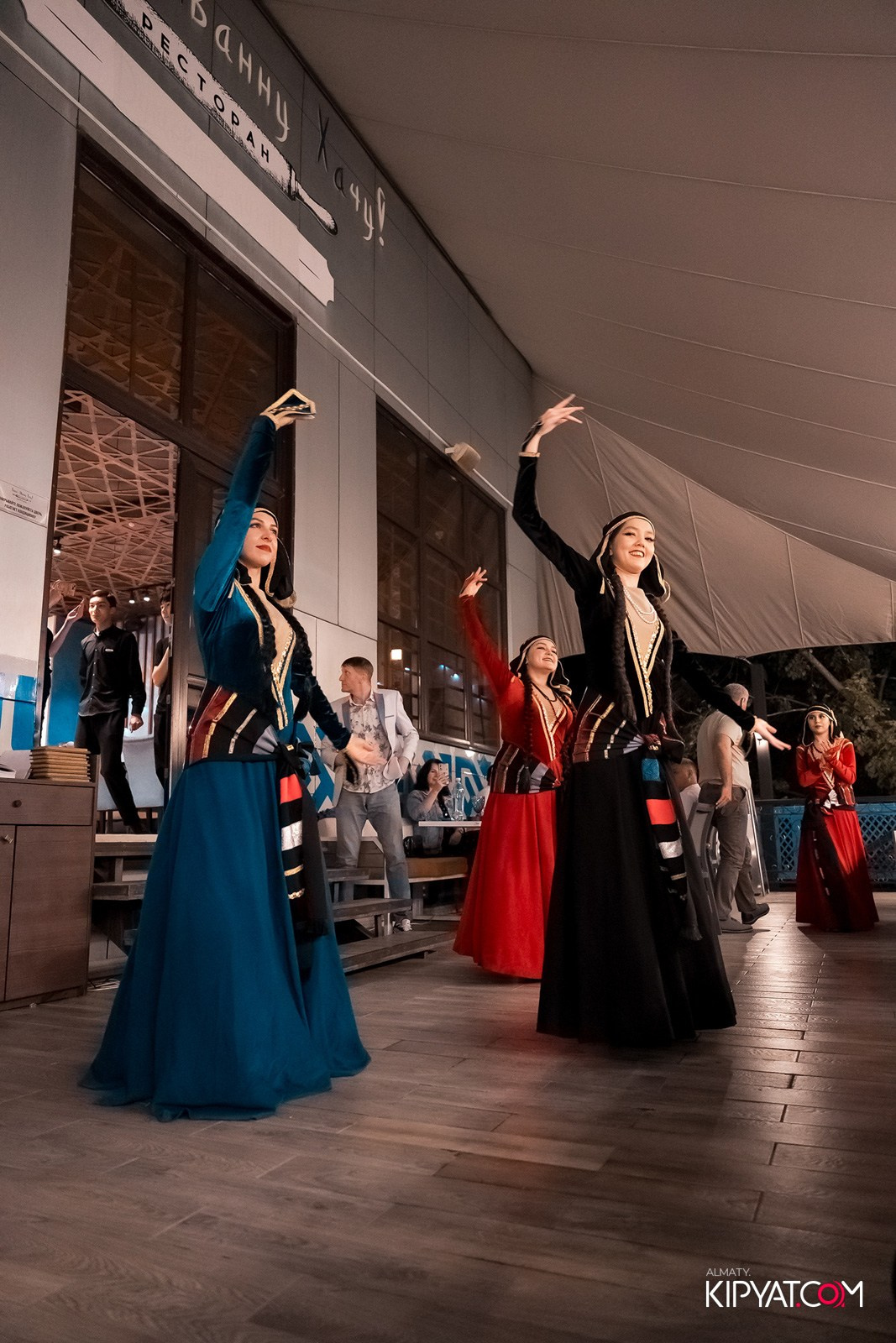 ОТКРЫТИЕ ЛЕТНЕЙ ТЕРАССЫ В РЕСТОРАНЕ ЛАРИСС ИВАННУ ХАЧУ. КИПЯТКОМ АЛМАТЫ!