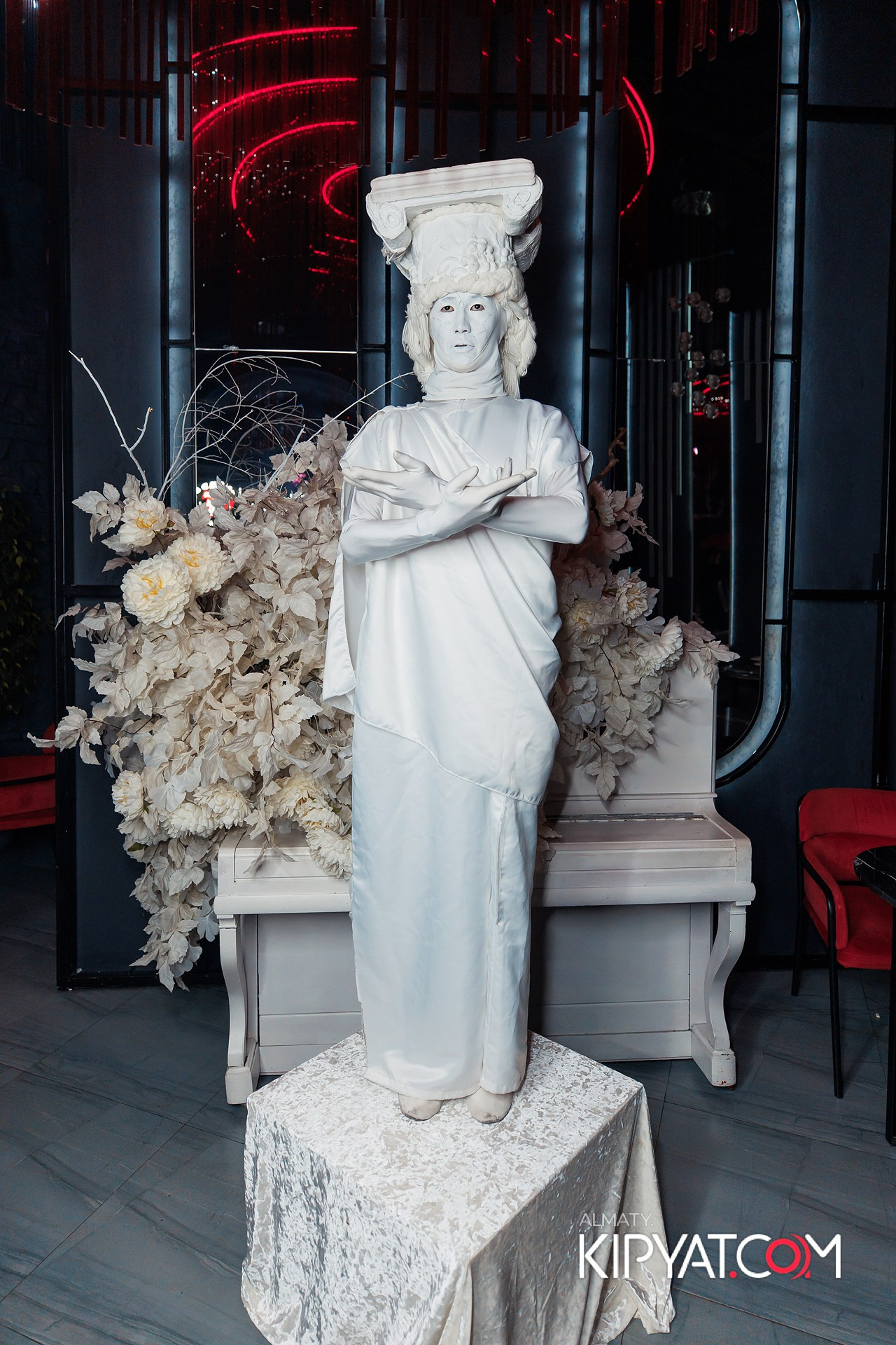 Friends bar & terrace. КИПЯТКОМ АЛМАТЫ!