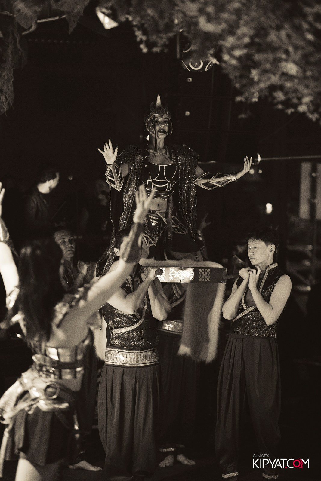 FRIENDS BAR & TERRACE. КИПЯТКОМ АЛМАТЫ!