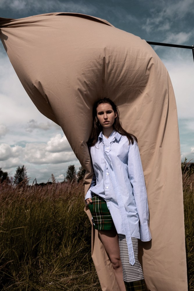 Девушка у ткани на природе