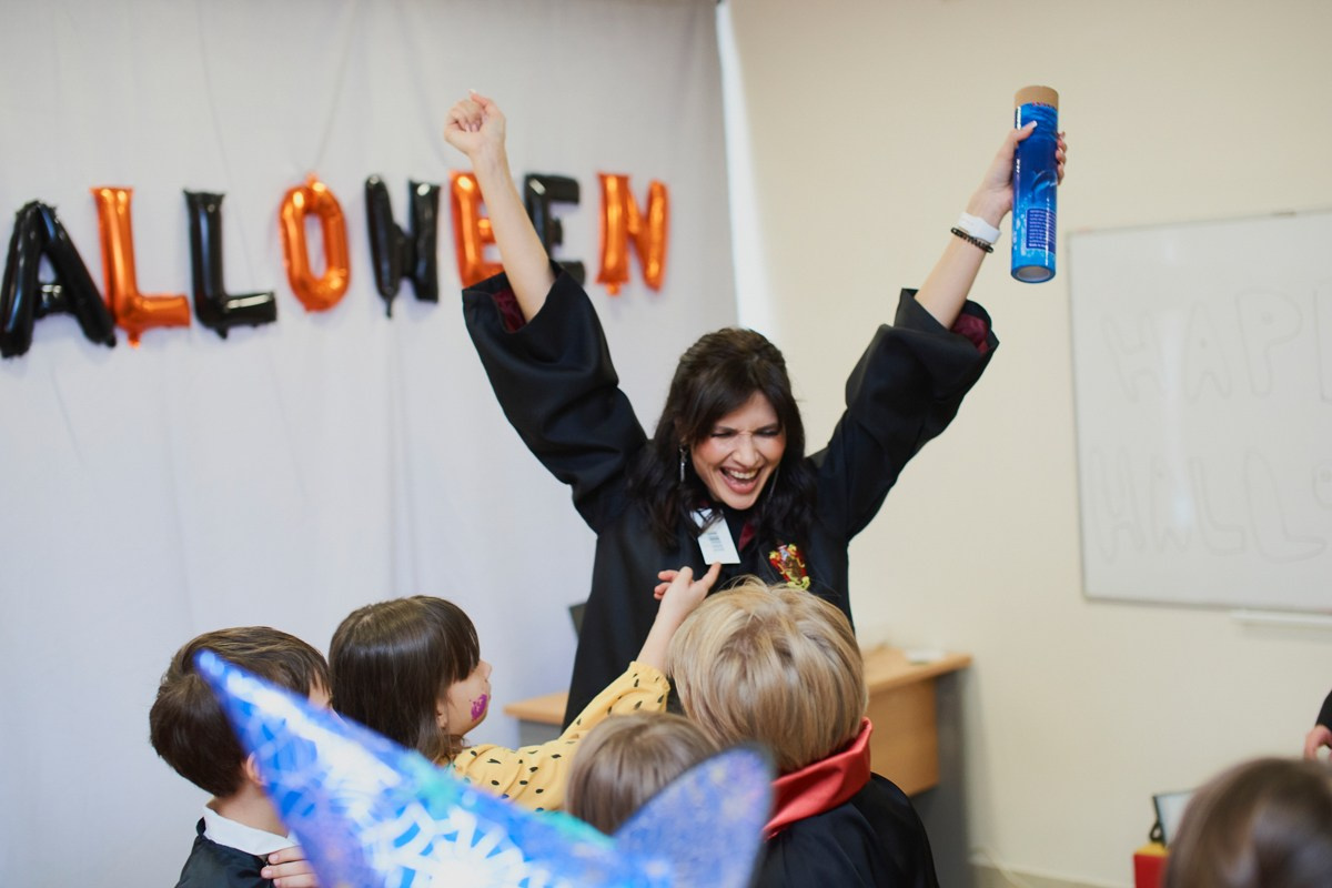 Тематический праздник в языковой школе FunLS. Репортажный и женский фотограф в Новосибирске