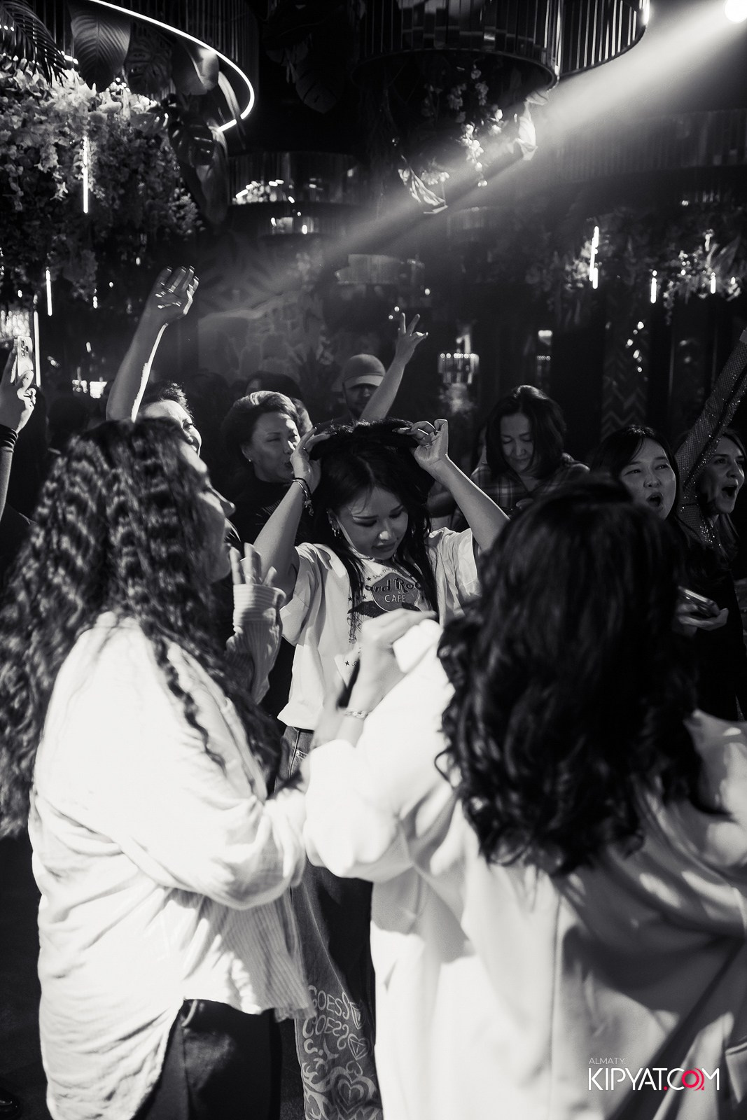 FRIENDS BAR & TERRACE. КИПЯТКОМ АЛМАТЫ!