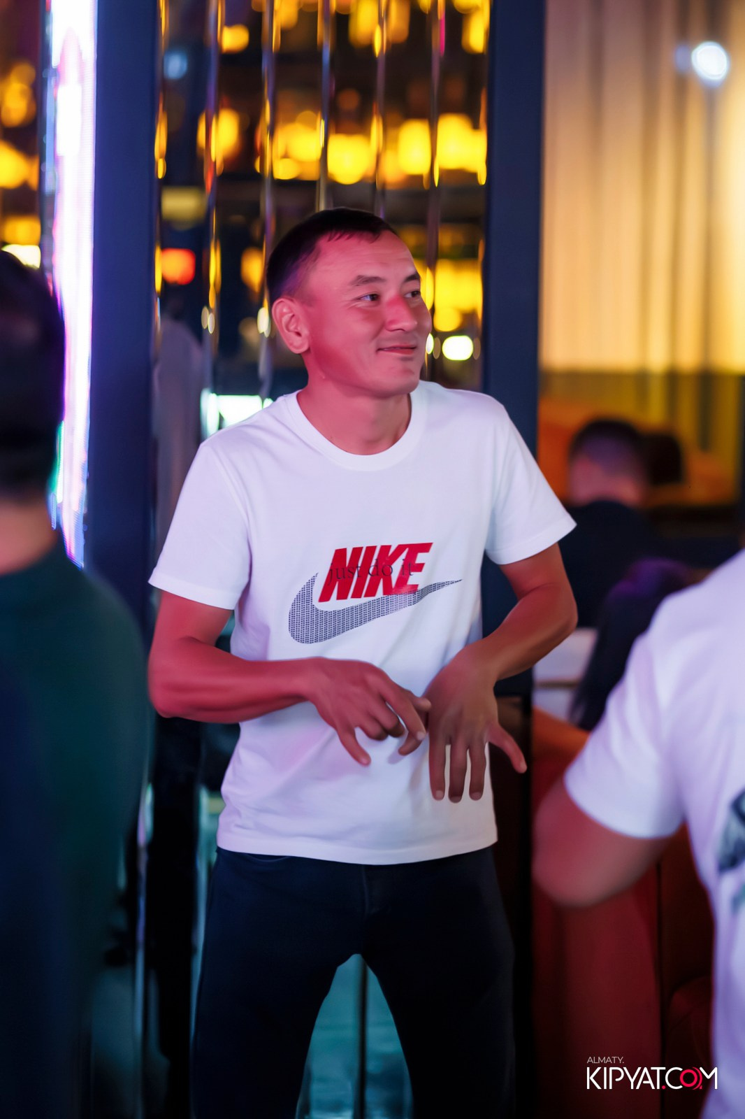 БАР ПАНАЕХАЛИ НА ТОЛЕ БИ. КИПЯТКОМ АЛМАТЫ!