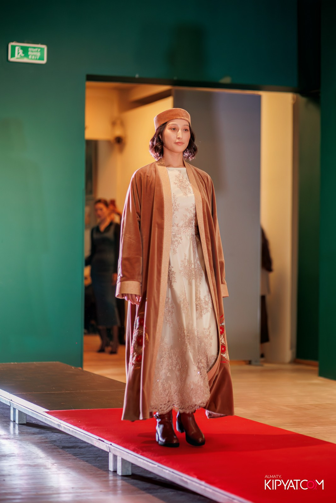 FASHION ПОКАЗ, КАЗАХСКОЙ НАЦИОНАЛЬНОЙ ОДЕЖДЫ. КИПЯТКОМ АЛМАТЫ!