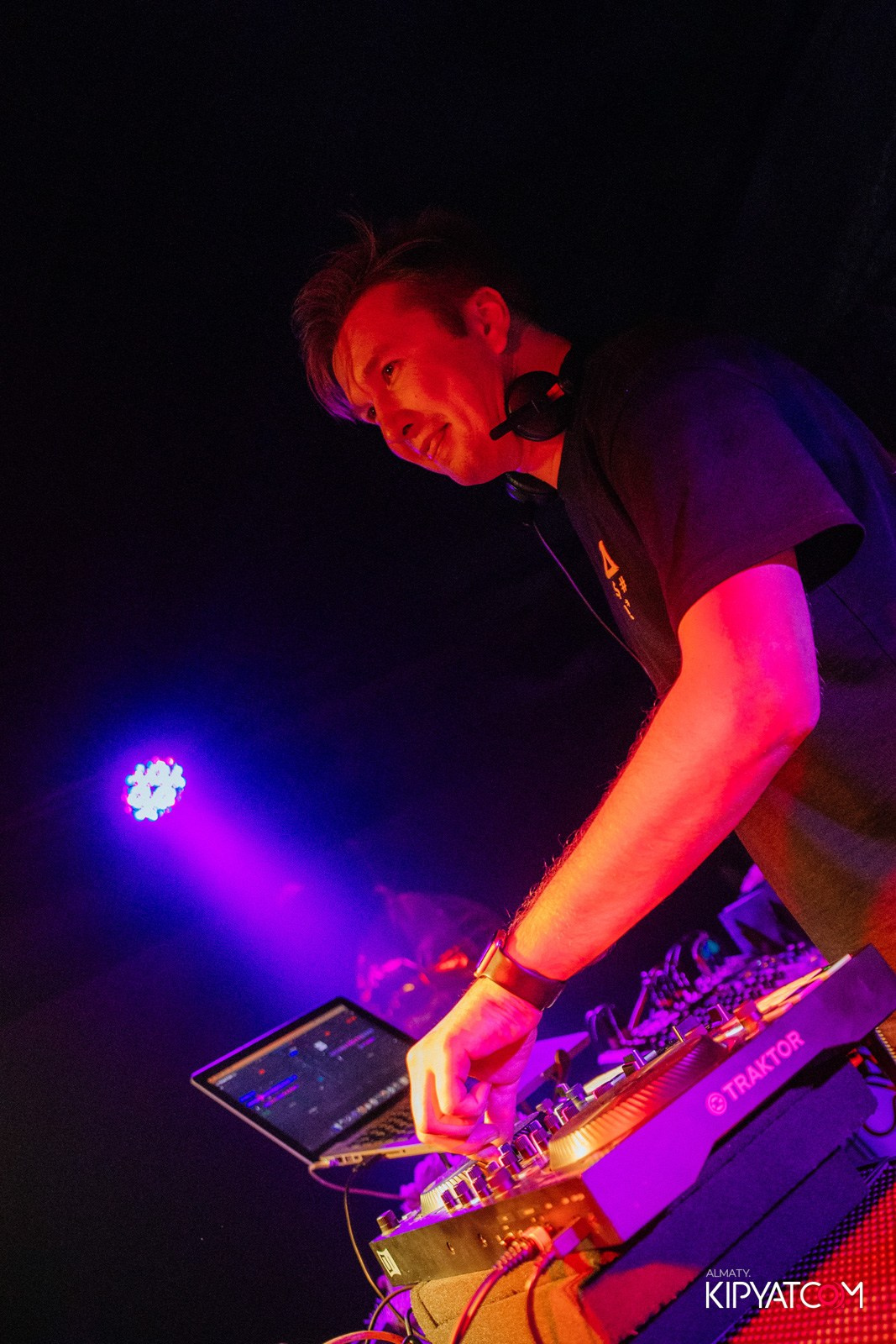 UYAT EMES BAR. КИПЯТКОМ АЛМАТЫ!