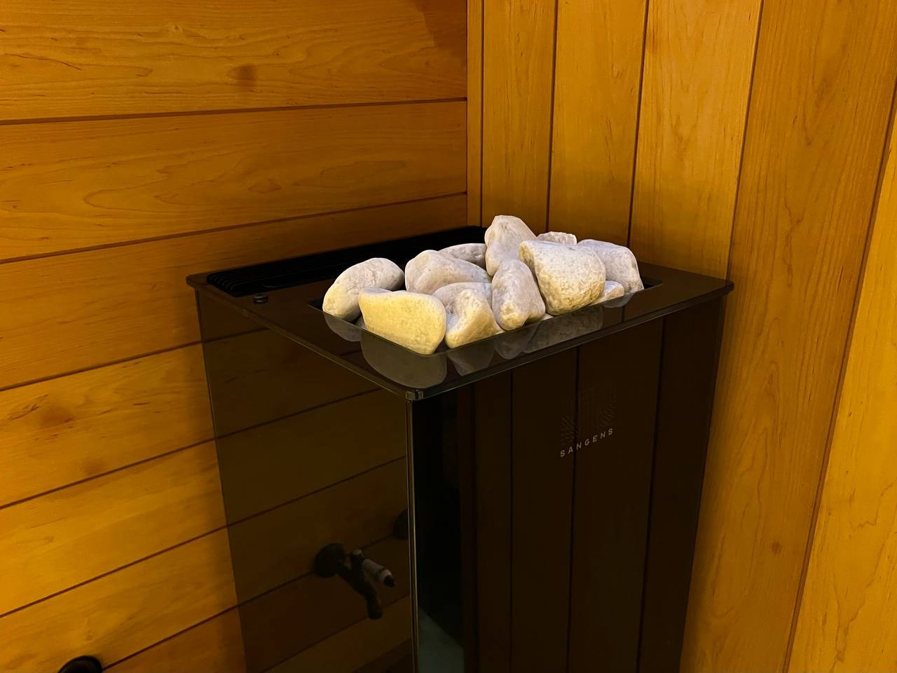 Респект команде Печи Горбунова за продуманный проект, а нам — за его реализацию: термоольха, Sangens, звёздное небо и можжевеловое панно. SaunaTopMasters