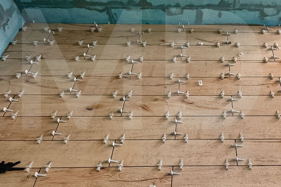 Укладка прочного и износостойкого напольного покрытия.