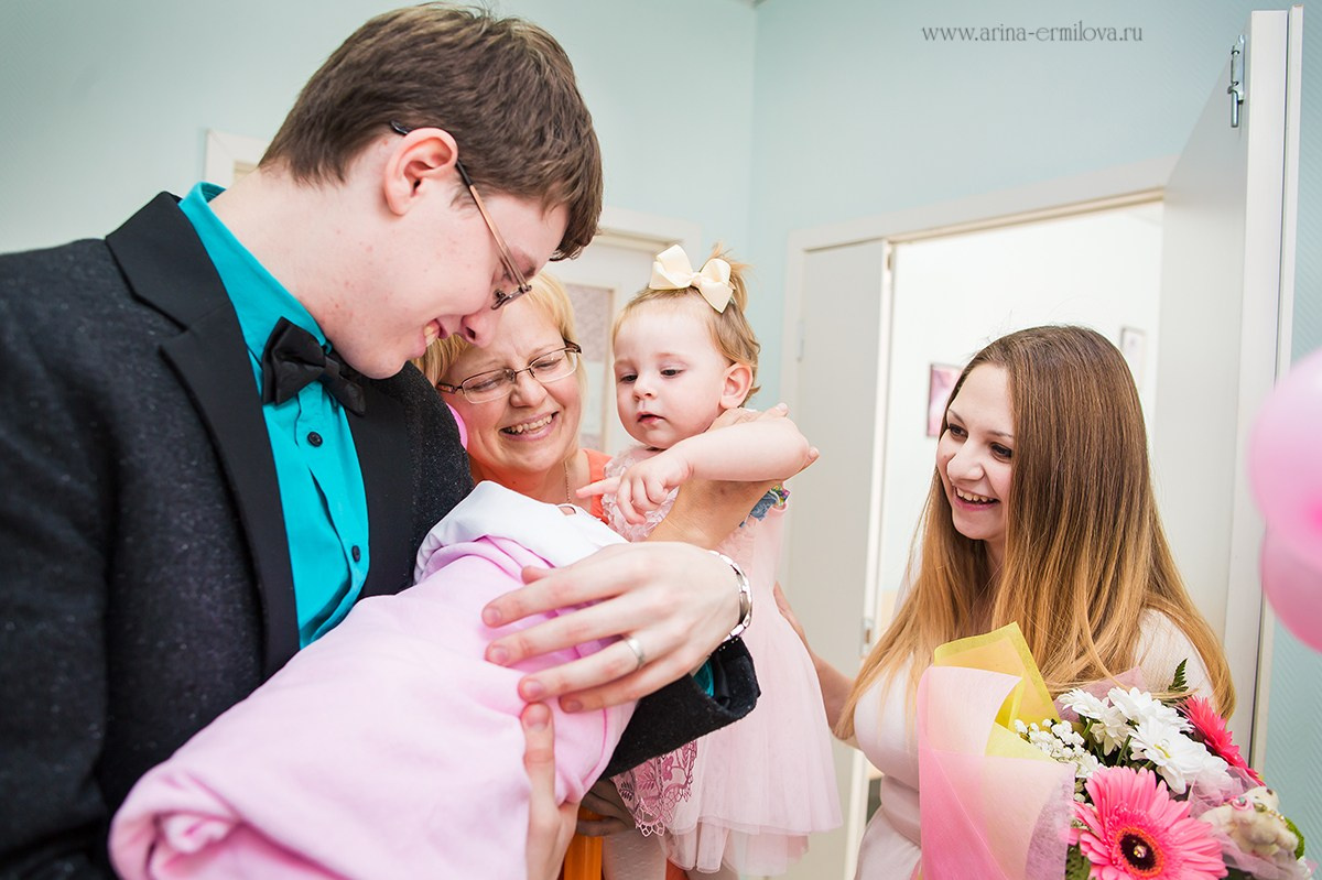 Выписка из роддома. Репортажный, семейный и детский фотограф в Пензе и Заречном Арина Ермилова. Картины барельеф на заказ