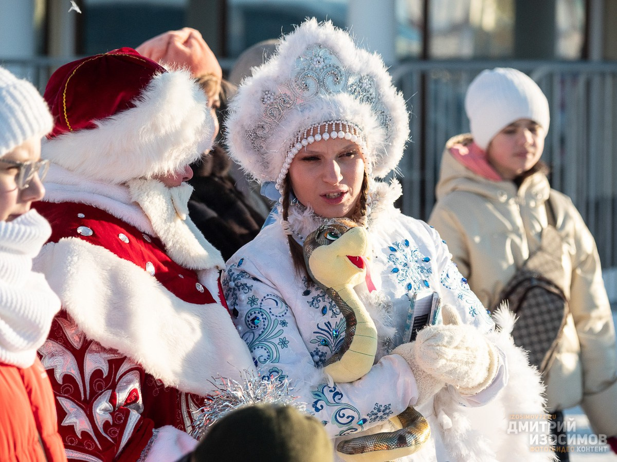 Забег снегурочек