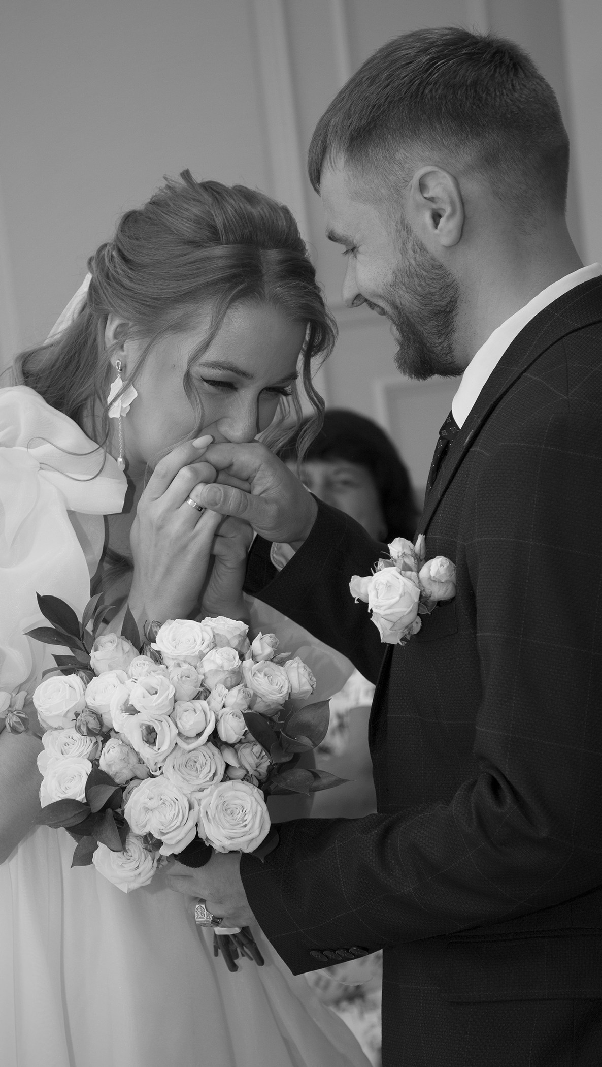черно белая фотография где невеста целует руку жениху 
