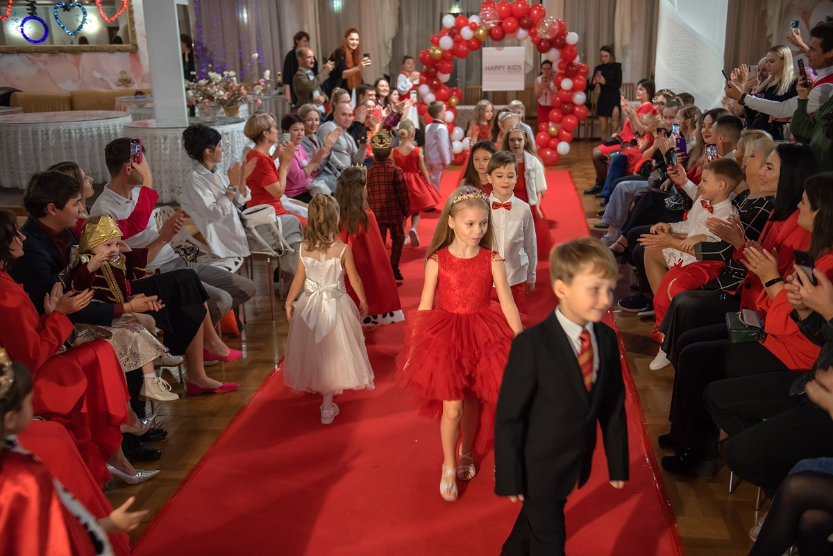 Выпускной в детской школе моделей HAPPYkids 2024. Семейный и коммерческий фотограф в Сочи Александр Бодунов