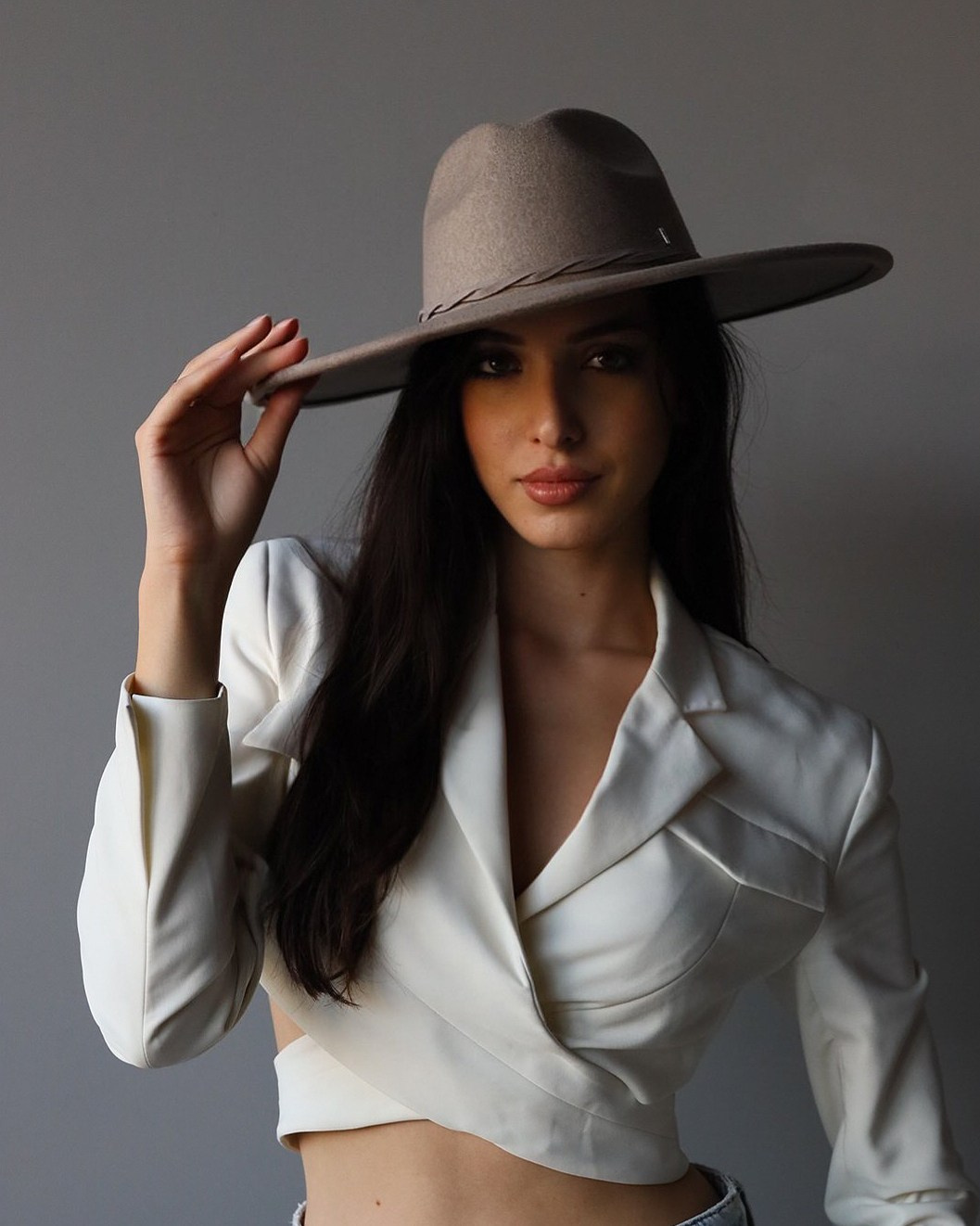 Portrait women’s photo session at the Photo Studio. Professional photographer in Sochi Victoria Joy. Teaching Photography