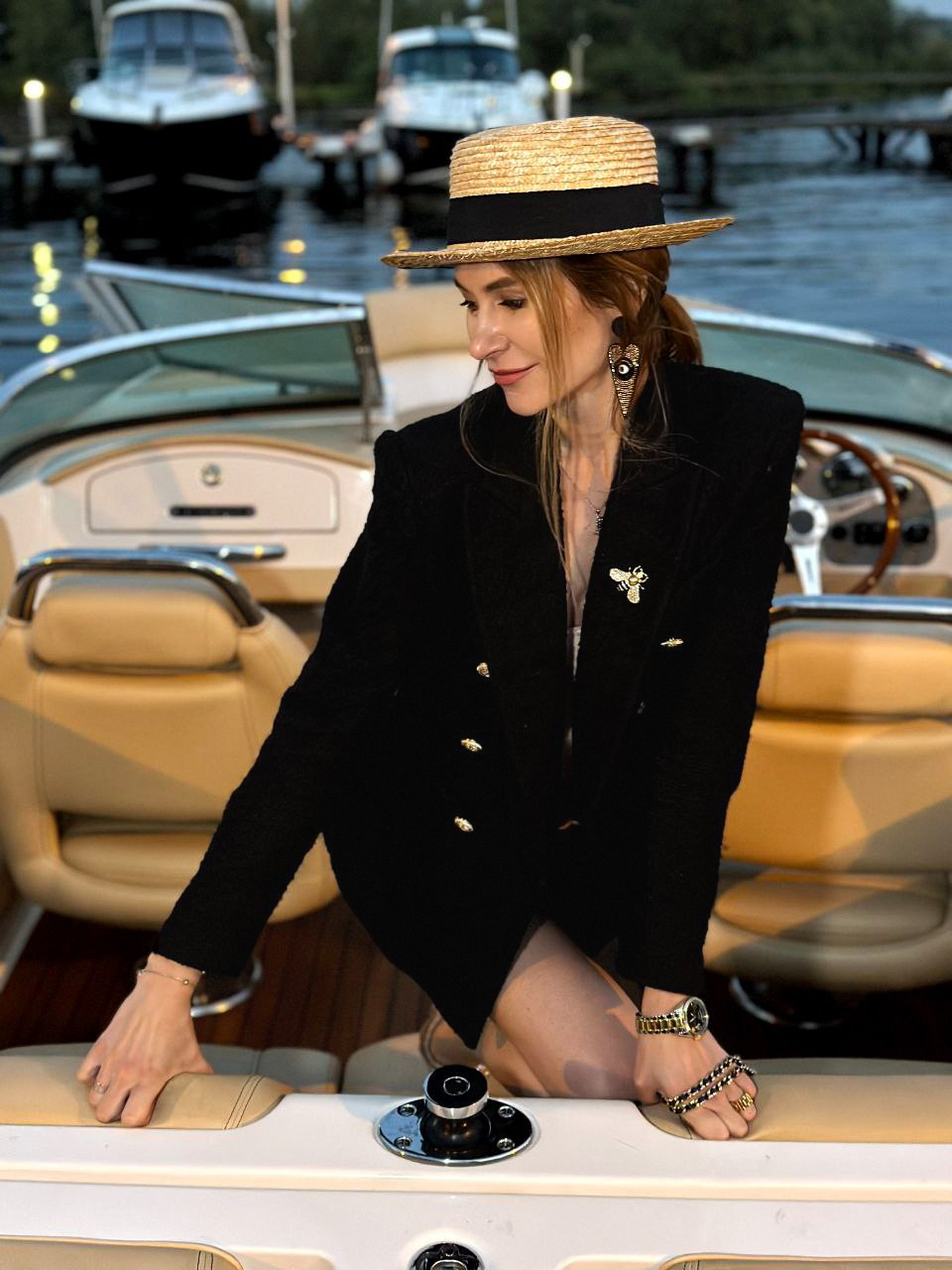 Фотосессия девушки олд мани в шляпе канотье и черном костюме в стиле Шанель вечером