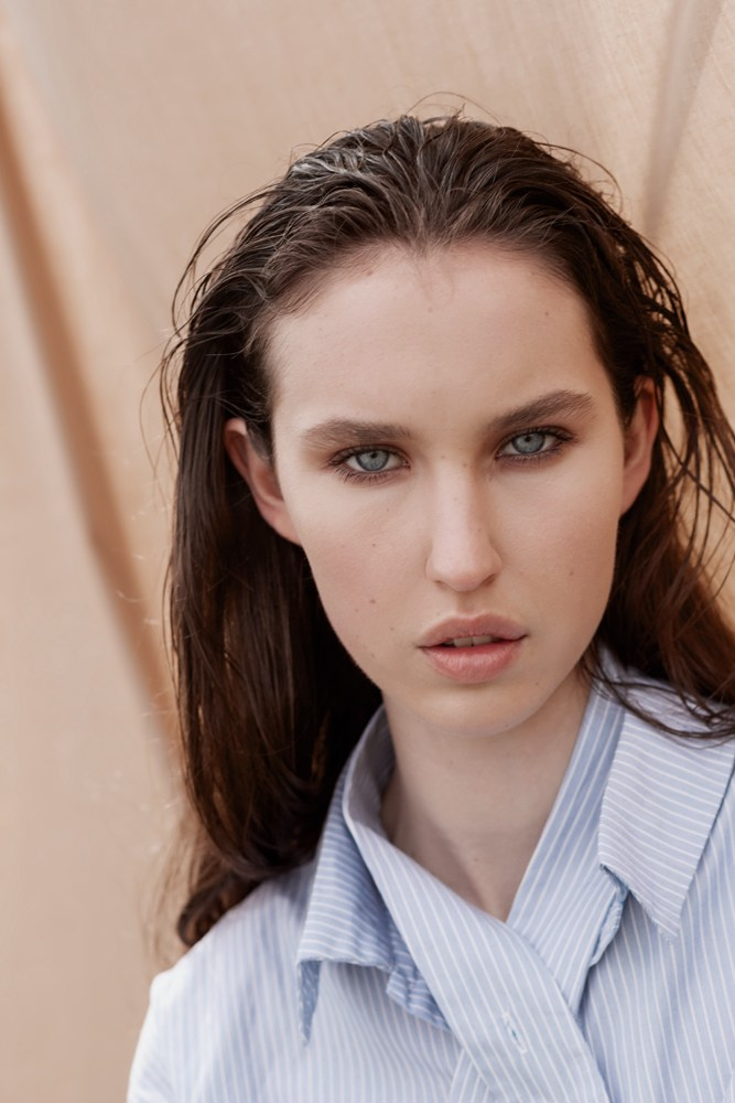 Фешн портрет девушки на фоне ткани