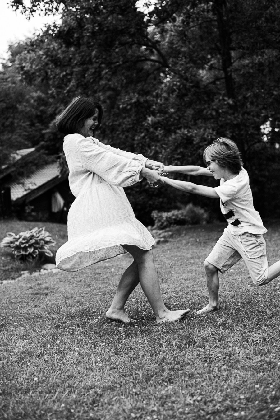 Коля, Ксюша, Саша, Андрей, Кира и бабушки | на даче