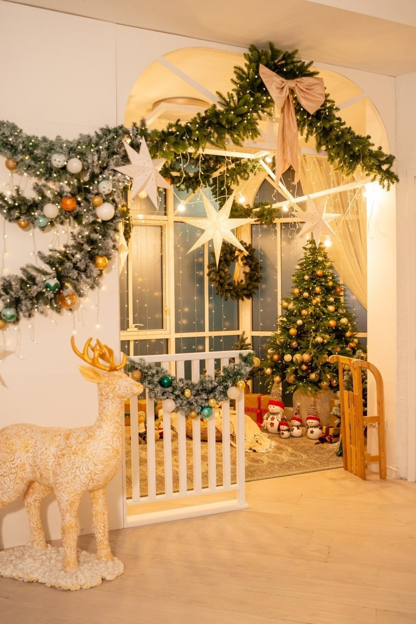 Светлый зал фотостудии Арт Рояль для новогодних фотосессий в Сургуте