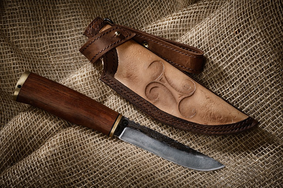 Нож с кожаннымии ножнами
