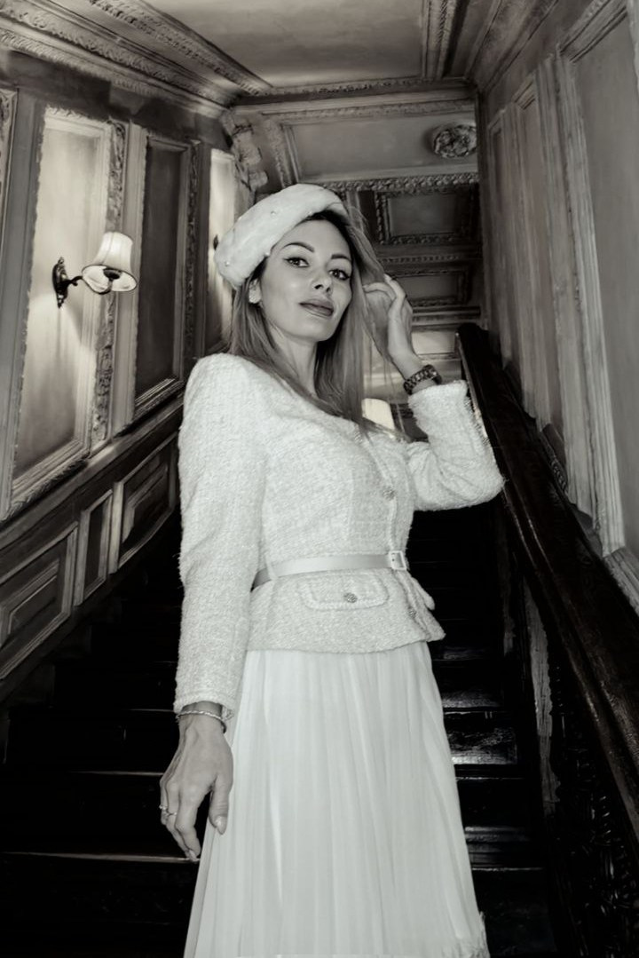 Фотосессия в кафе Пушкин блондинки на лестнице