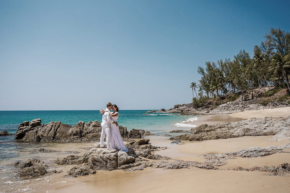 Свадебная фотосессия Пхукет фотограф пляж невеста платье жених романтическая фотосъёмка море Ката Карон Найхарн Патонг Найхарн Сурин море счастье радость идея место образ пример фото позы для фотосессии Phuket Naiharn Kata Karon Patong Surin 