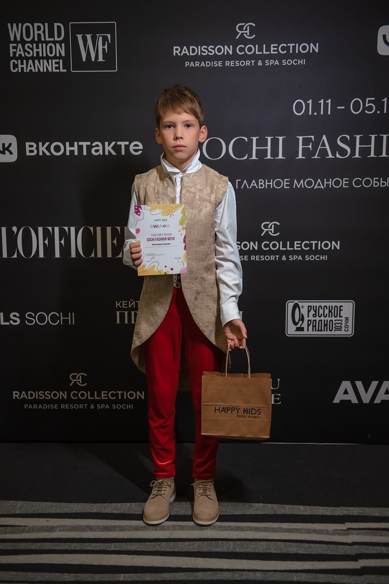 SochiFashionWeek2024 дизайнер Анохина Светлана. Семейный и коммерческий фотограф в Сочи Александр Бодунов