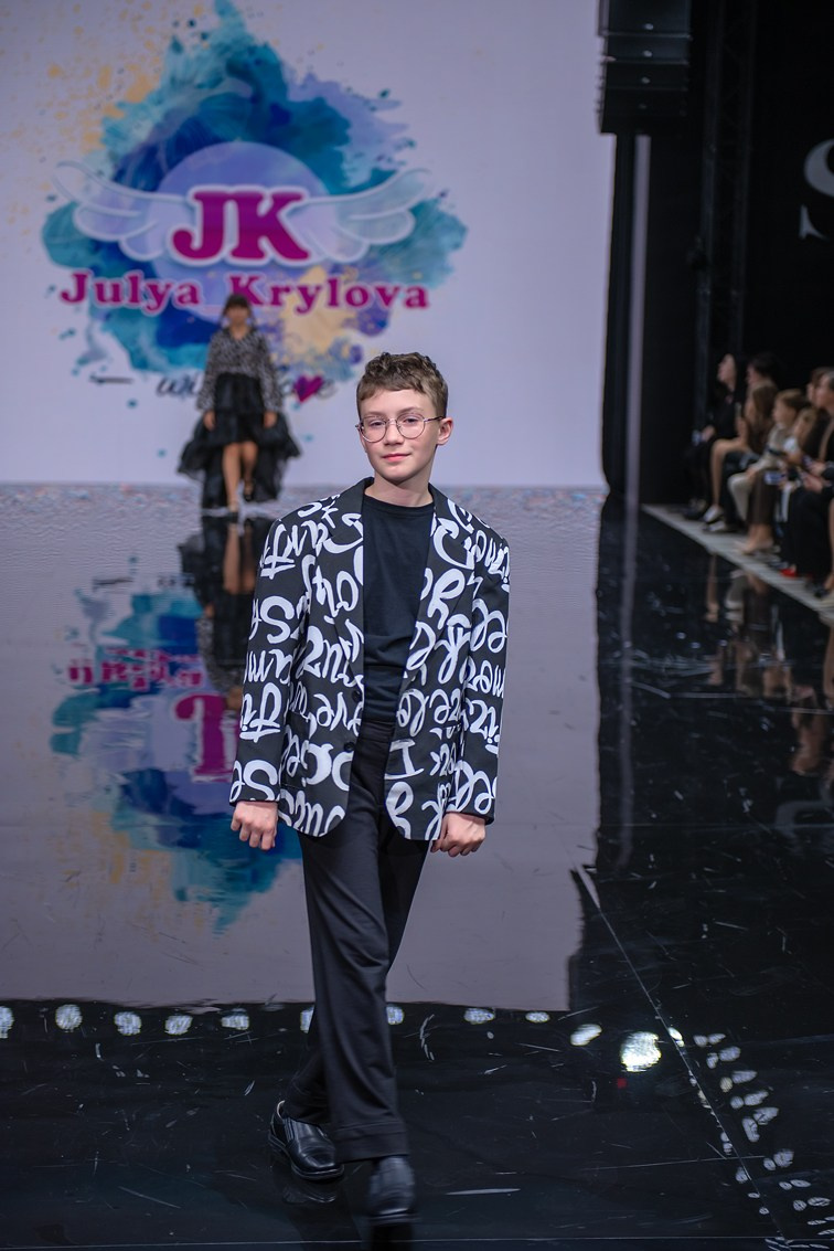 SochiFashionWeek2024 дизайнер Юлия Крылова. Семейный и коммерческий фотограф в Сочи Александр Бодунов