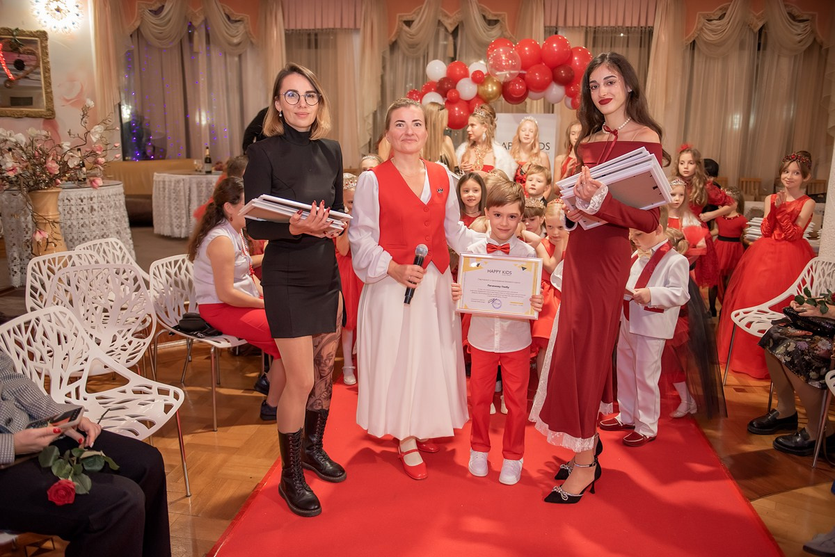 Выпускной в детской школе моделей HAPPYkids 2024. Семейный и коммерческий фотограф в Сочи Александр Бодунов