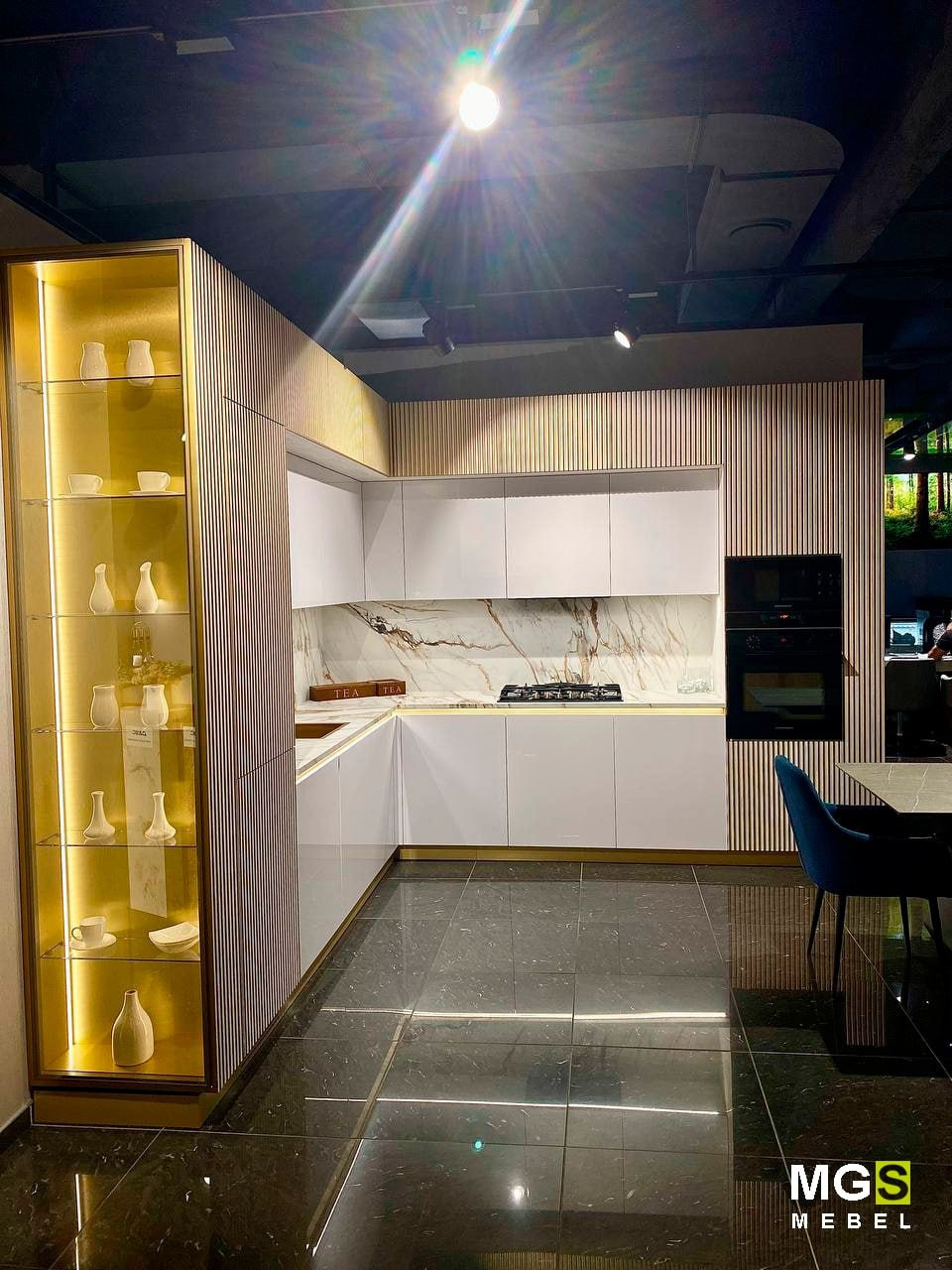 Кухонный гарнитур с подсветкой