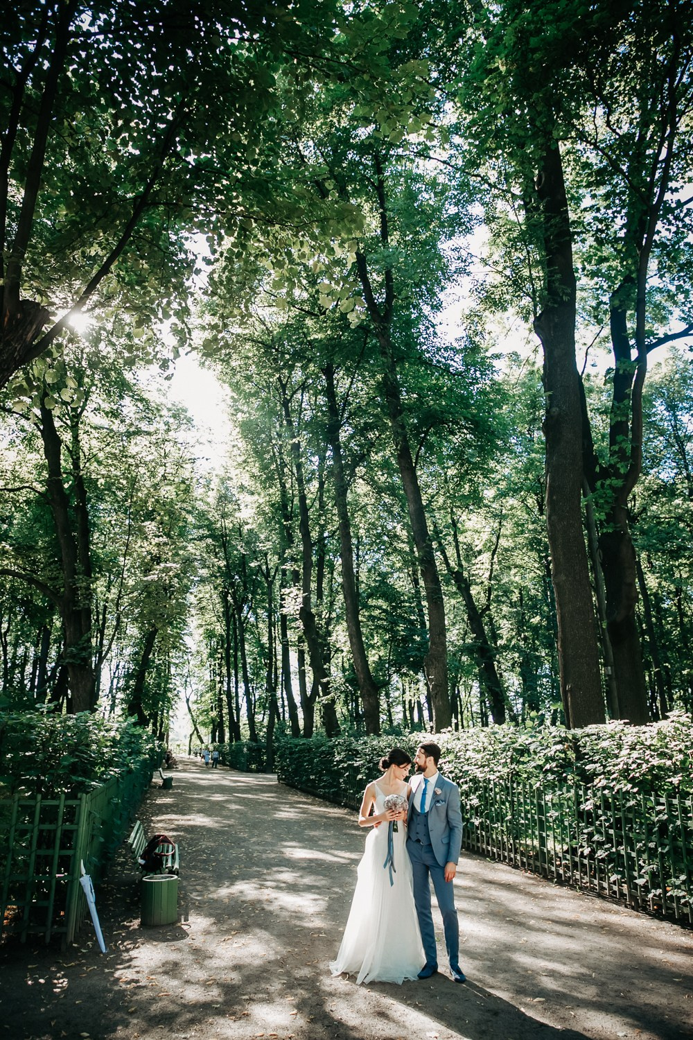 свадебное платье в спб, найти свадебный салон, букет для невесты, хороший ведущий на свадьбу, костюм для жениха, платье для невесты,  подшить свадебное платье, ателье свадебное, фотограф на свадьбу, выпуск, праздник, венчание