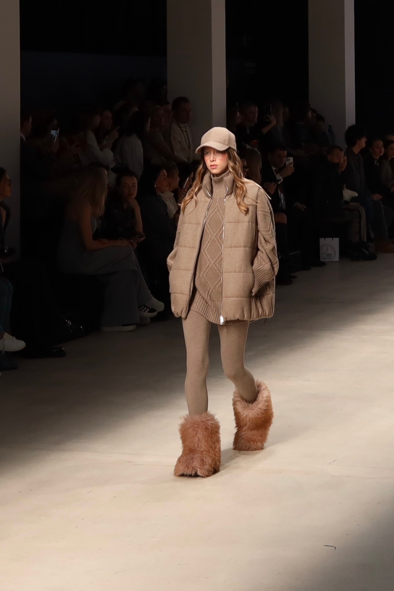 Показ Alpe Cashmere (Москва) — Московская неделя моды 13 марта 2025. Фотосессии и репортаж — Фотограф в Москве — Рина Серёгина