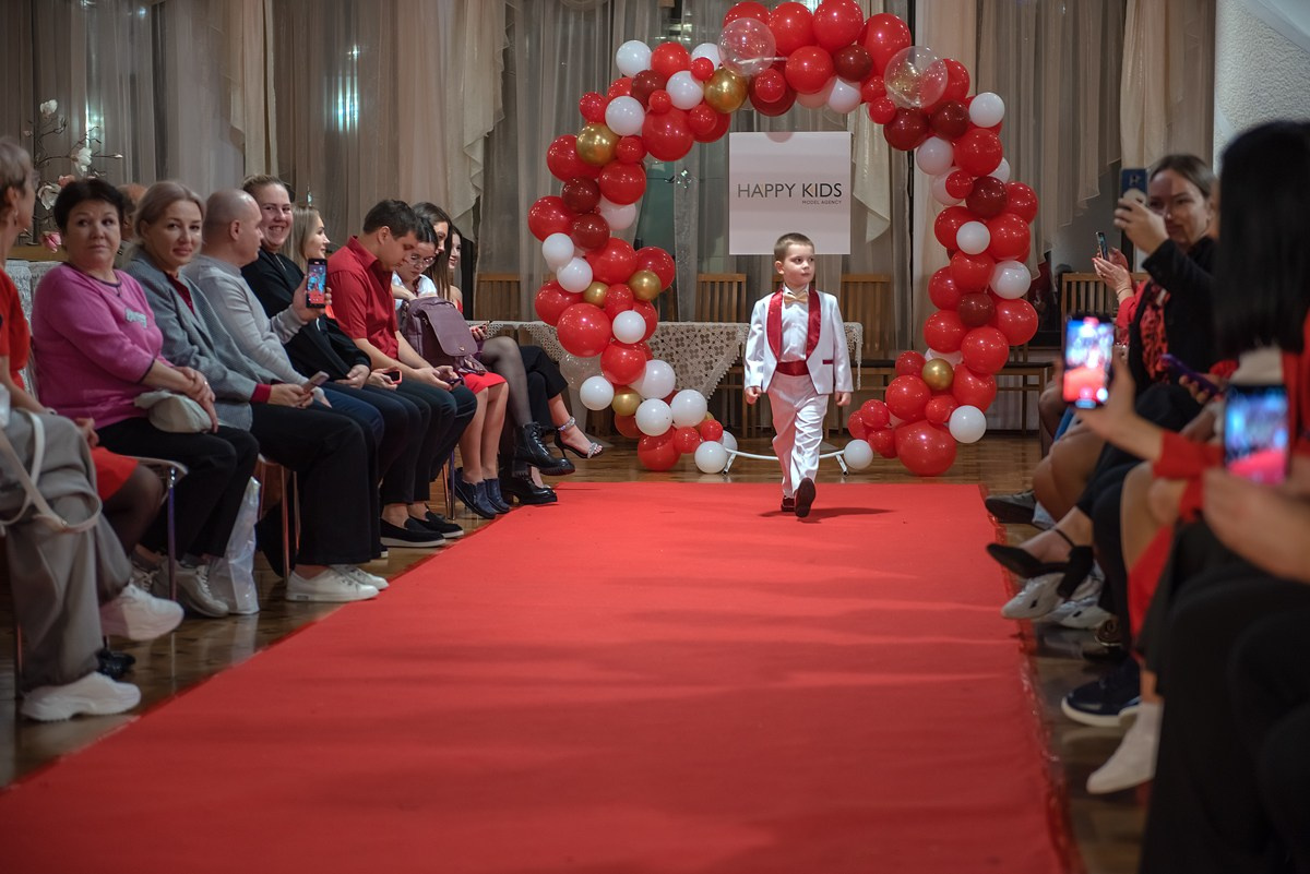 Выпускной в детской школе моделей HAPPYkids 2024. Семейный и коммерческий фотограф в Сочи Александр Бодунов
