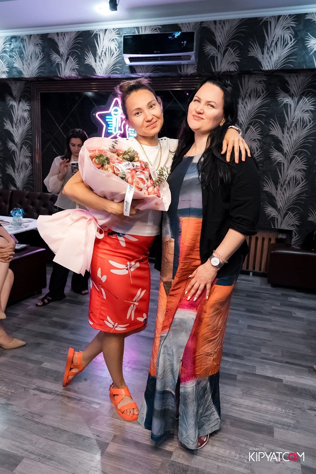 КАРАОКЕ РОЯЛЬ COSMO. КИПЯТКОМ АЛМАТЫ!